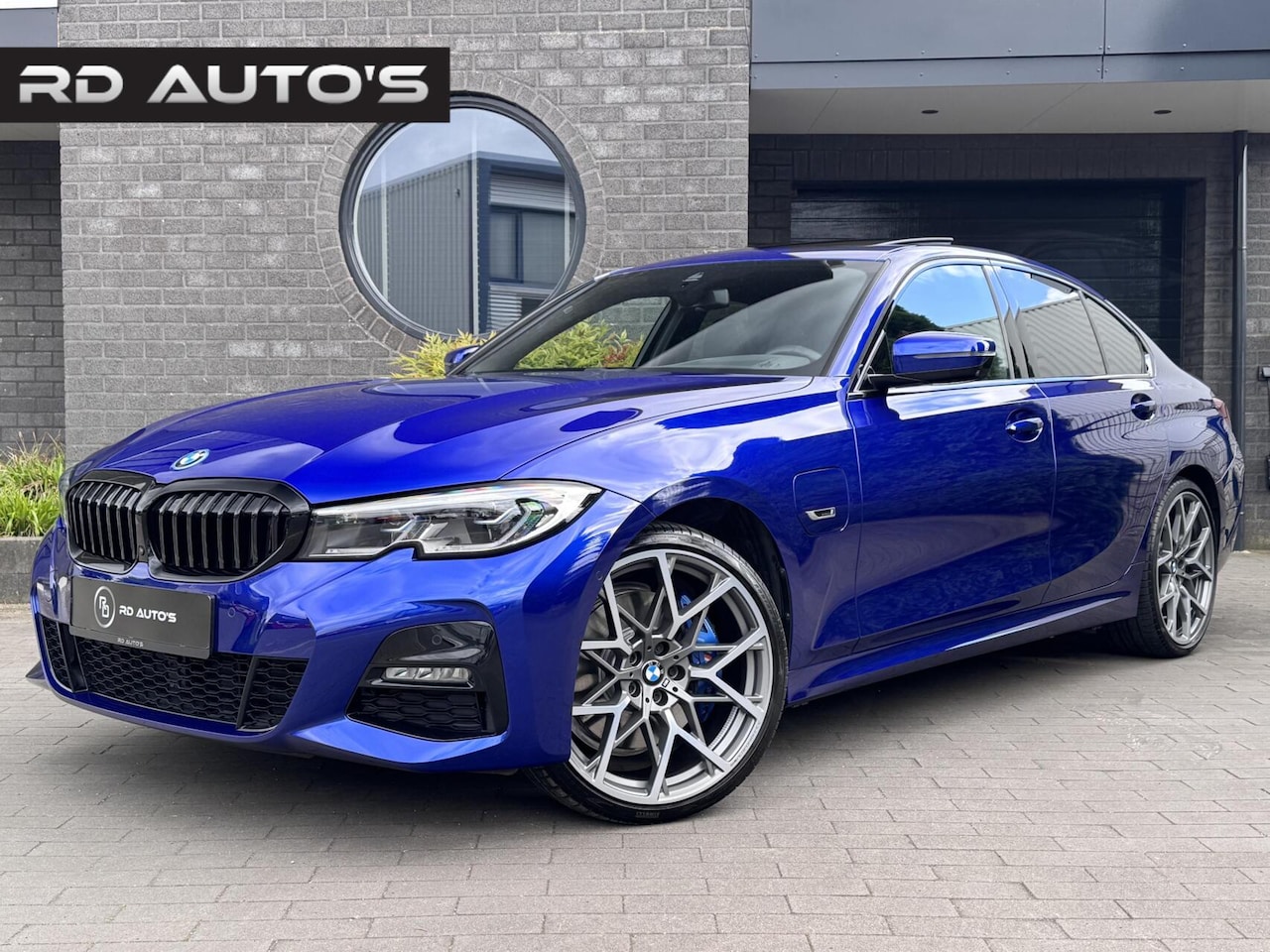 BMW 3-serie - 330e xDrive M Sport Individual San Marino Blauw Pano - AutoWereld.nl