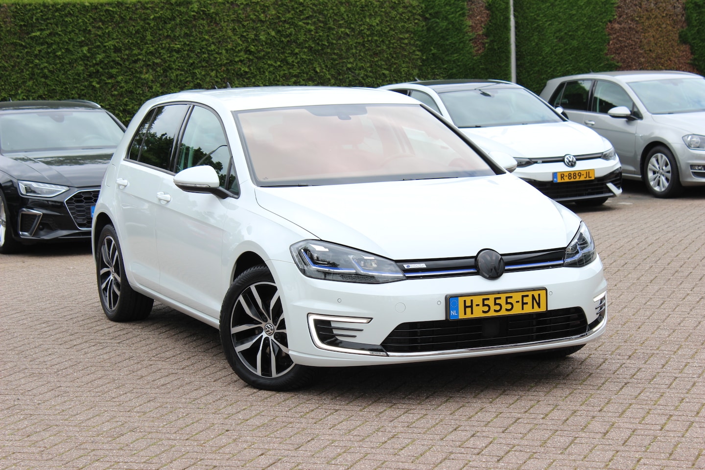 Volkswagen e-Golf - E-DITION / SoH 95,1% / Warmtepomp / CarPlay / Keyless / 17'' / Parkeerhulp V+A / DAB / ACC - AutoWereld.nl