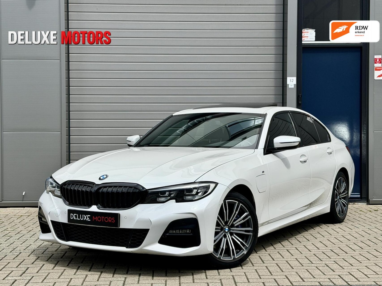 BMW 3-serie - 330e High Executive M-Sport Pano|Camera|Dodehoek - AutoWereld.nl