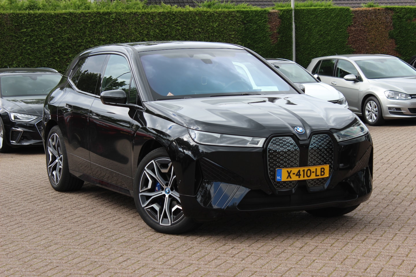 BMW iX - M60 High Executive 112 kWh 27.972 km! / Trekhaak / Panoramadak / 360Camera / Head-up / Bow - AutoWereld.nl