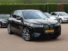 BMW iX - M60 High Executive 112 kWh 27.972 km / SoH 96, 8% / Trekhaak / Panoramadak / 360Camera / H