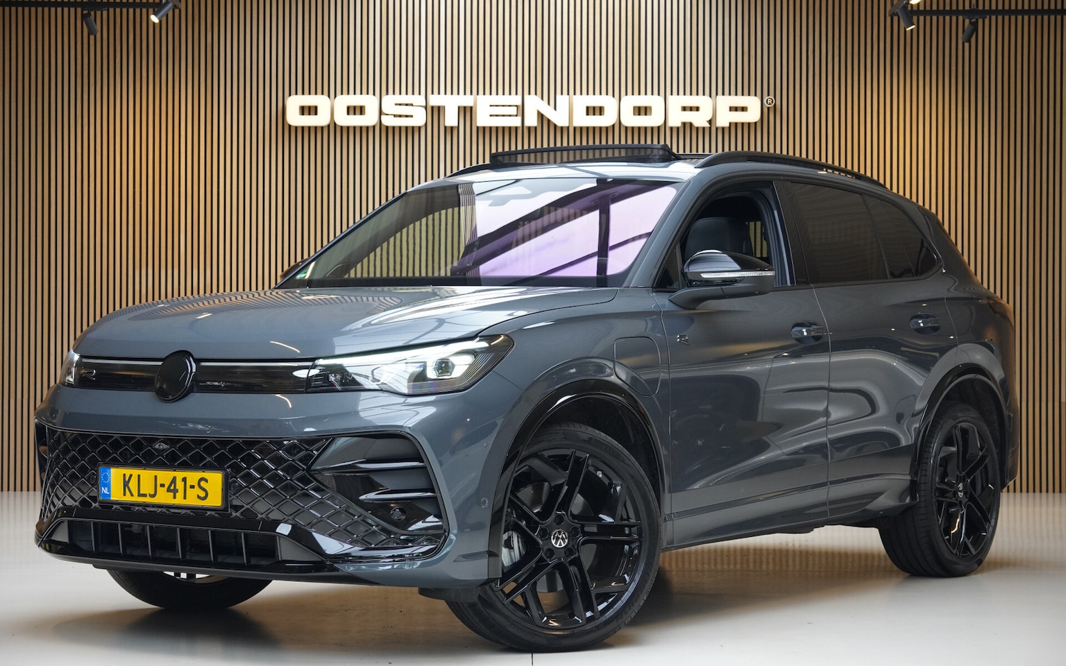 Volkswagen Tiguan - 1.5/272pk eHybrid R-Line Blackstyle|2024|Panoramadak|Leer|20"Black|Trekhaak|PDC+Assist+360 - AutoWereld.nl