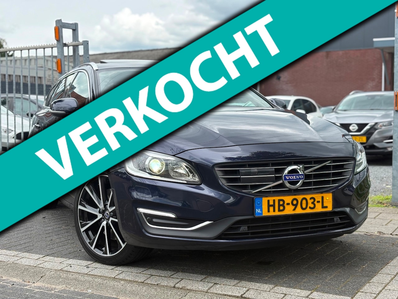 Volvo V60 - 2.4 D6 Twin Engine R-Design | Schuifdak | Lederen bekleding | Trekhaak | 19” LMV | - AutoWereld.nl