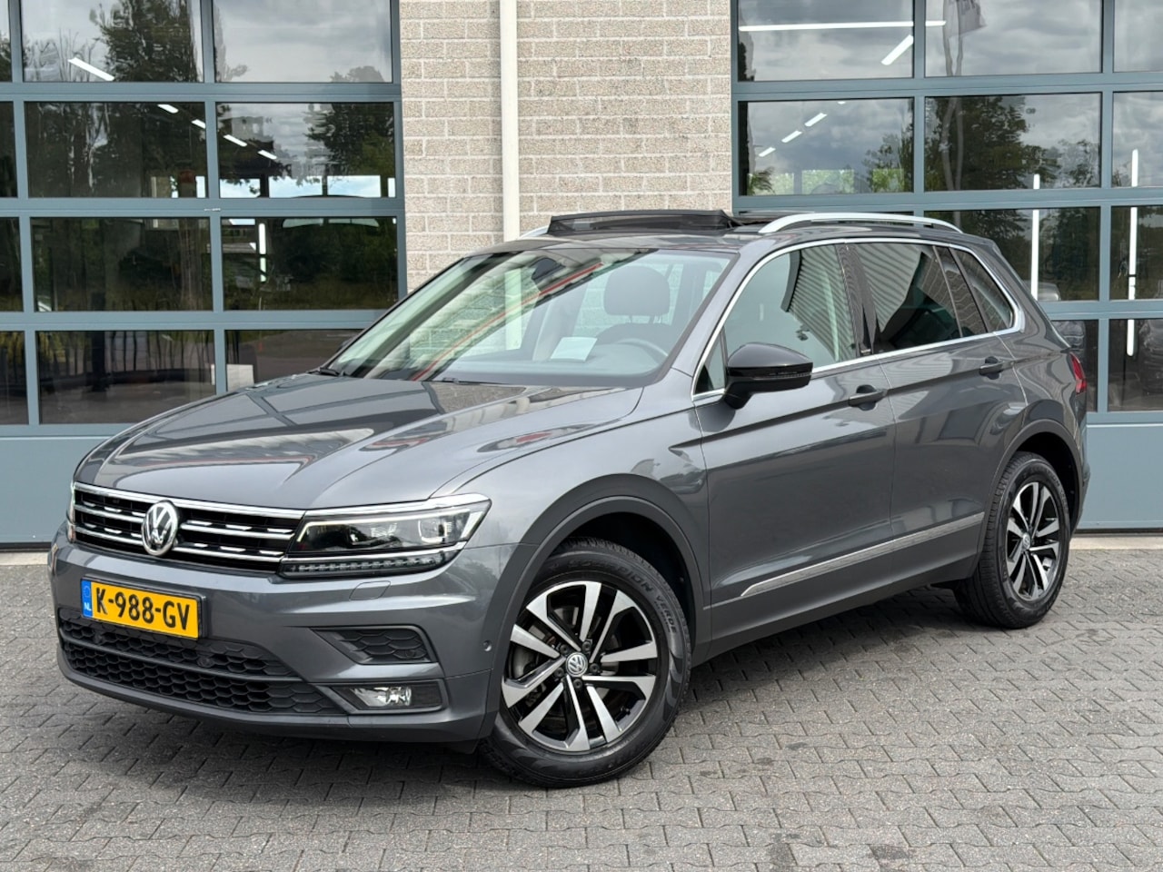 Volkswagen Tiguan - 1.5 TSI ACT Highline Business R |SCHUIFDAK|TREKHAAK| - AutoWereld.nl