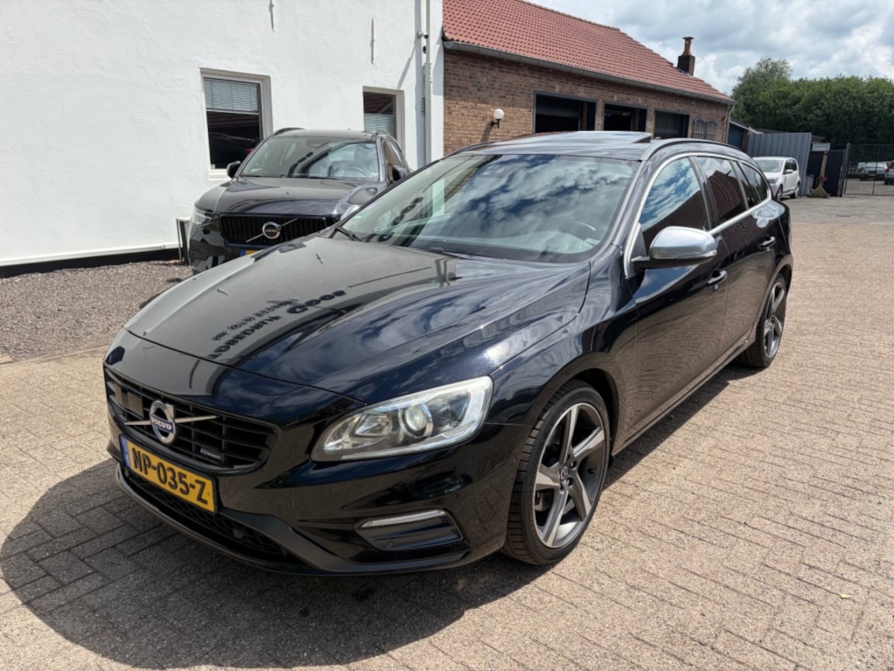 Volvo V60 - 2.0 T5 R-Design Schuifdak Adapt. Cruise Stuurverwarming - AutoWereld.nl