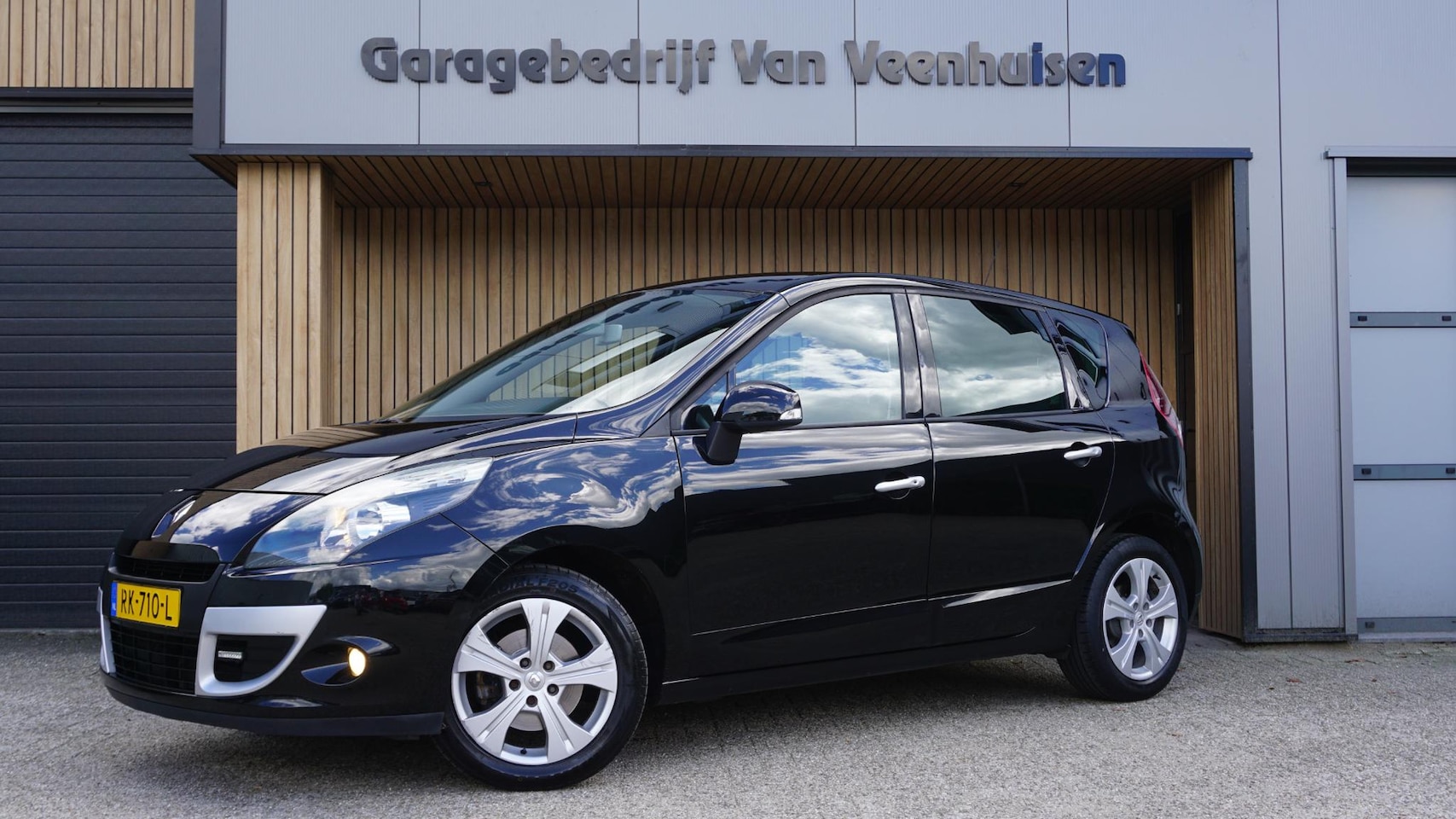 Renault Scénic - 2.0 140pk Automaat Navi Keyless Cruise Control Trekhaak 17inch LM  139666km! - AutoWereld.nl