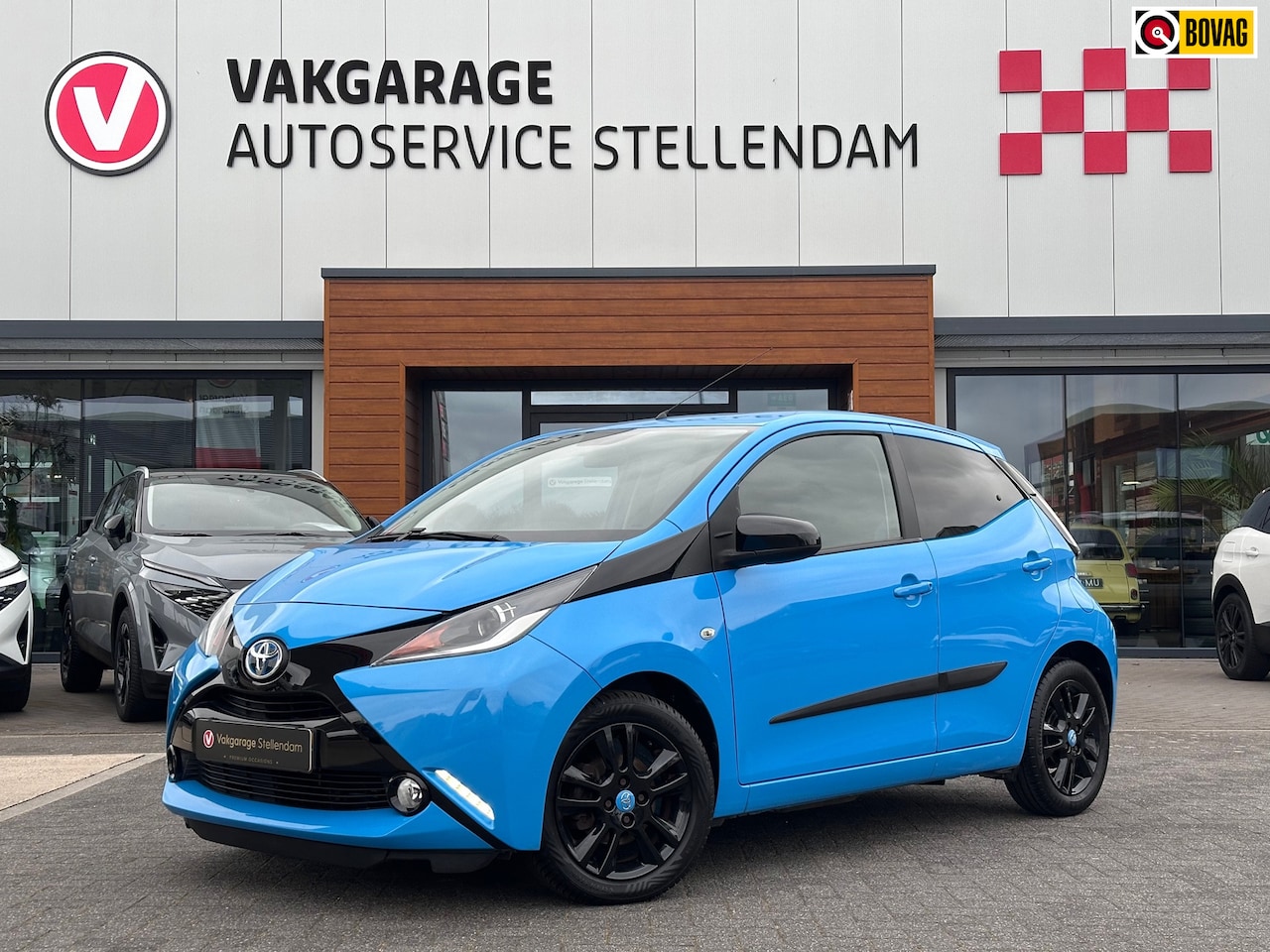 Toyota Aygo - 1.0 VVT-i x-cite|Camera|Afn Trekhaak|15''LM Velgen|Cruise Control|Getinte ramen - AutoWereld.nl