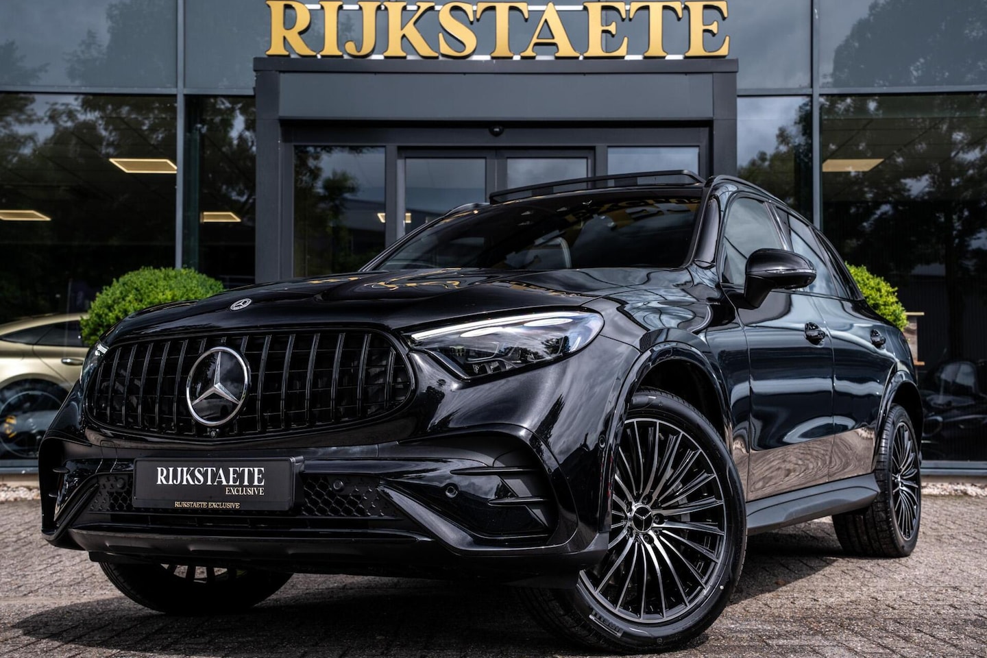 Mercedes-Benz GLC-klasse - 300e 4MATIC AMG Line|PANO|MASSAGE|ACC|20 - AutoWereld.nl
