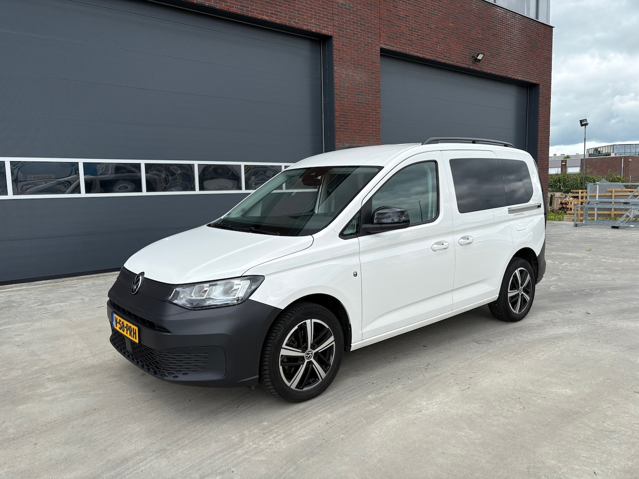 Volkswagen Caddy Cargo - 1.5 TSI Exclusive*Automaat*Clima*Carplay*Cruise*Cam*Keyless*Leder* - AutoWereld.nl