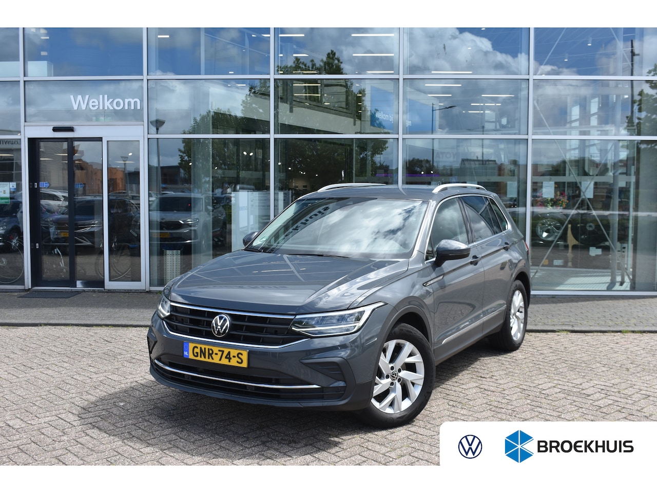 Volkswagen Tiguan - 1.5 TSI 150PK DSG-7 Life Edition | TREKHAAK | CAMERA | STUUR + STOELVERW. | 18 INCH | APP - AutoWereld.nl