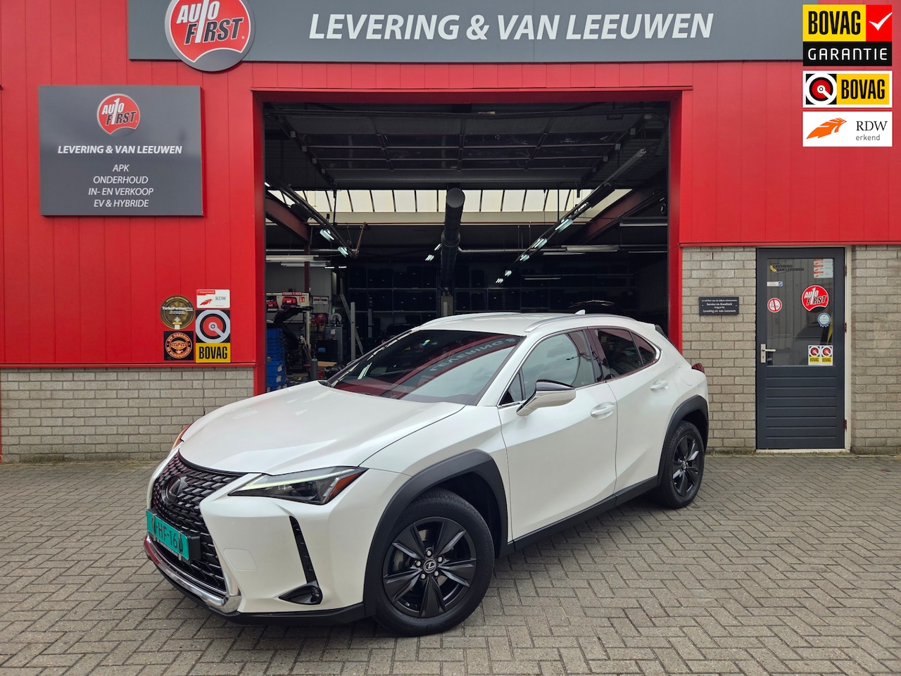Lexus UX - 250h Business Automaat/ Cruise control/ Navigatie/ Achteruitrijcamera/ Rijklaarprijs! - AutoWereld.nl