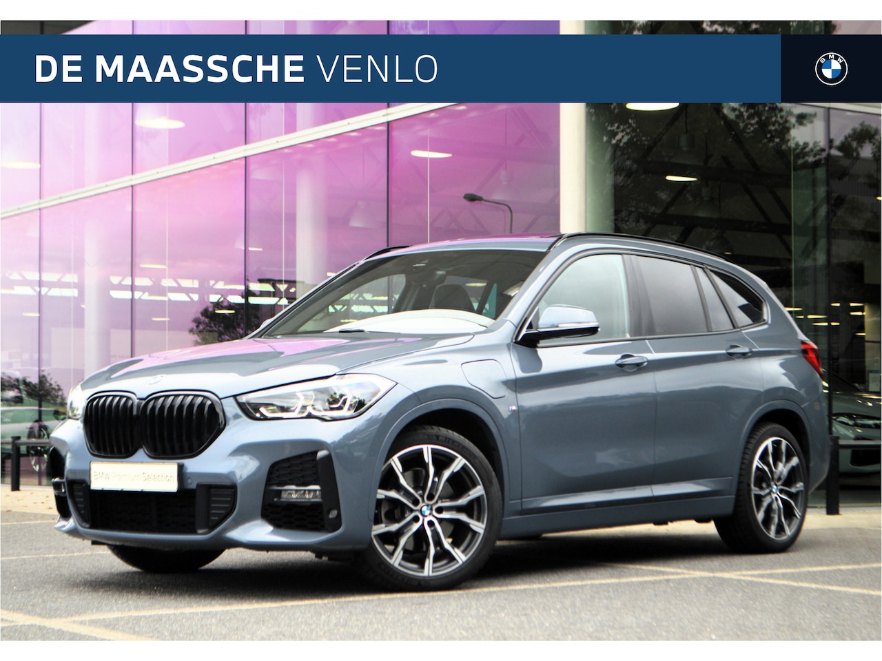 BMW X1 - xDrive25e High Executive M Sport Automaat / Trekhaak / Panoramadak / Sportstoelen / Achter - AutoWereld.nl