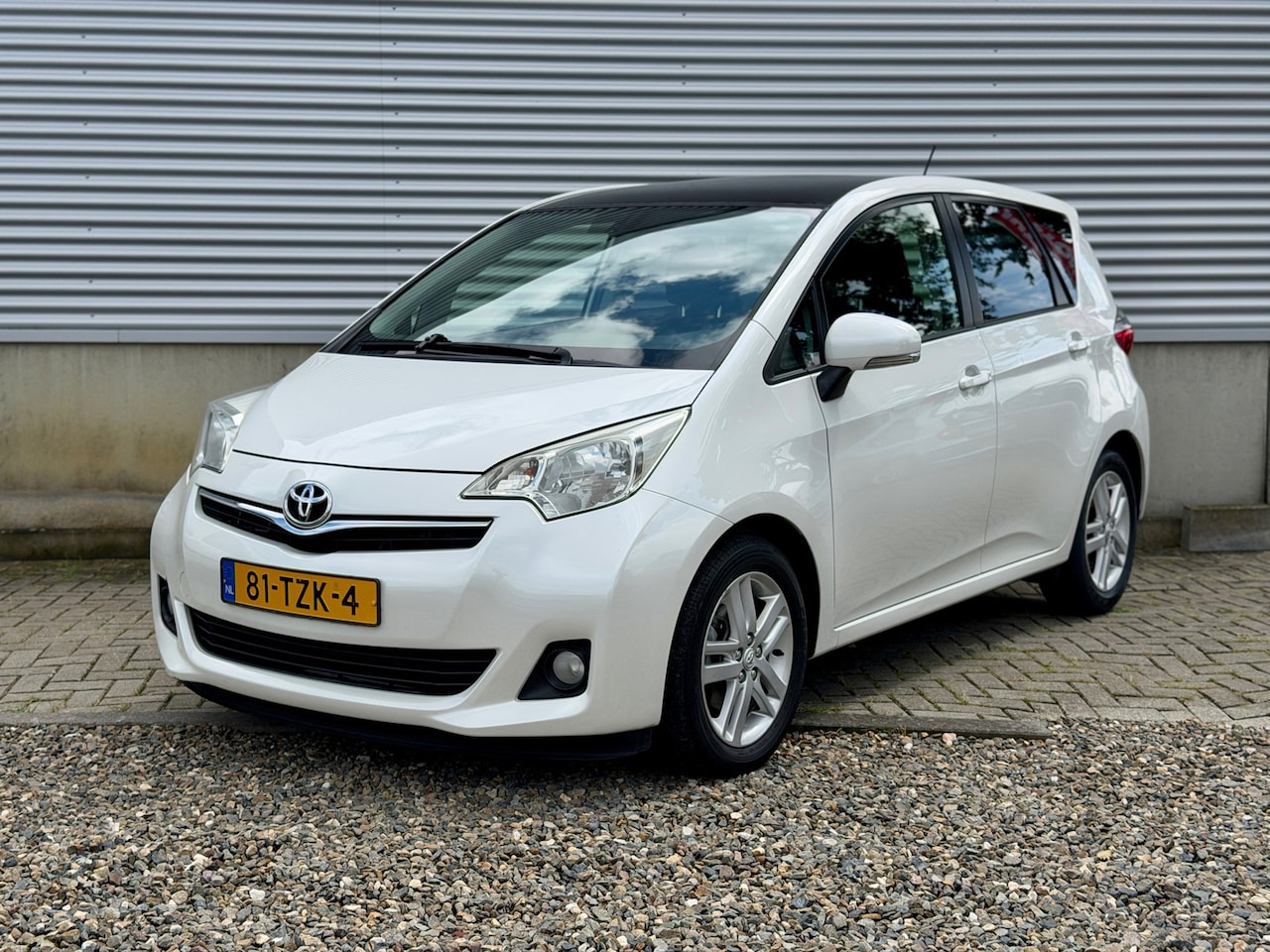 Toyota Verso S - 1.3 VVT-i Dynamic automaat | Pano, trekhaak, navi, camera | - AutoWereld.nl