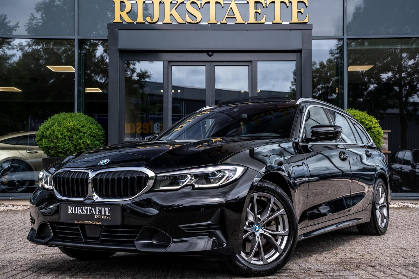 BMW 3-serie Touring - 320e xDrive|PANO|SFEER|CAMERA|ACC|17'' - AutoWereld.nl