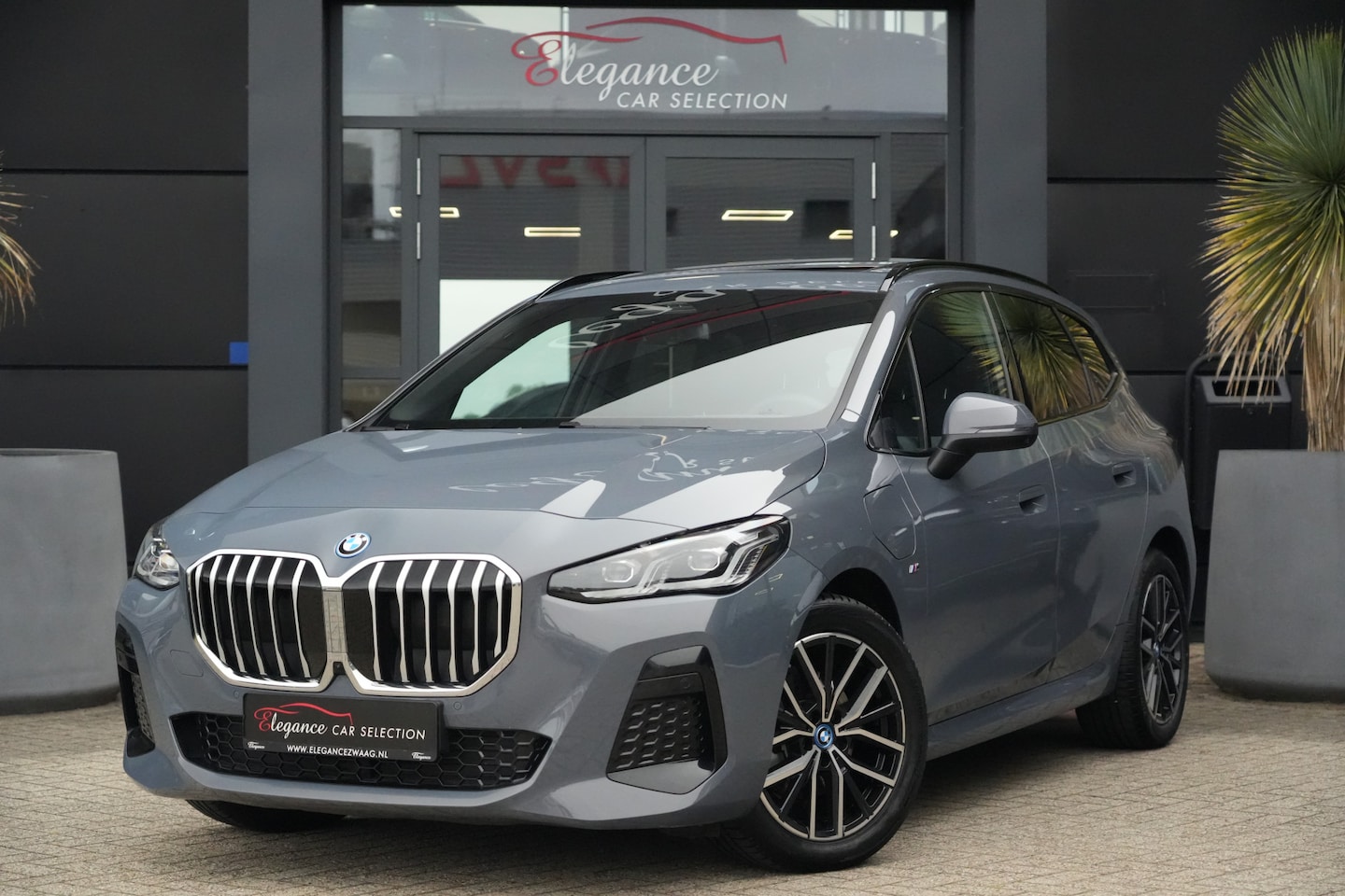 BMW 2-serie Active Tourer - 225e xDrive M Sport 245pk Panoramadak/Navigatie/360Camera - AutoWereld.nl