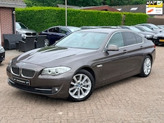 BMW 5-serie - 520i Upgrade Edition|Nieuwe Ketting|Leder|Xenon|Navigatie|Climate control|Flippers|Cruise