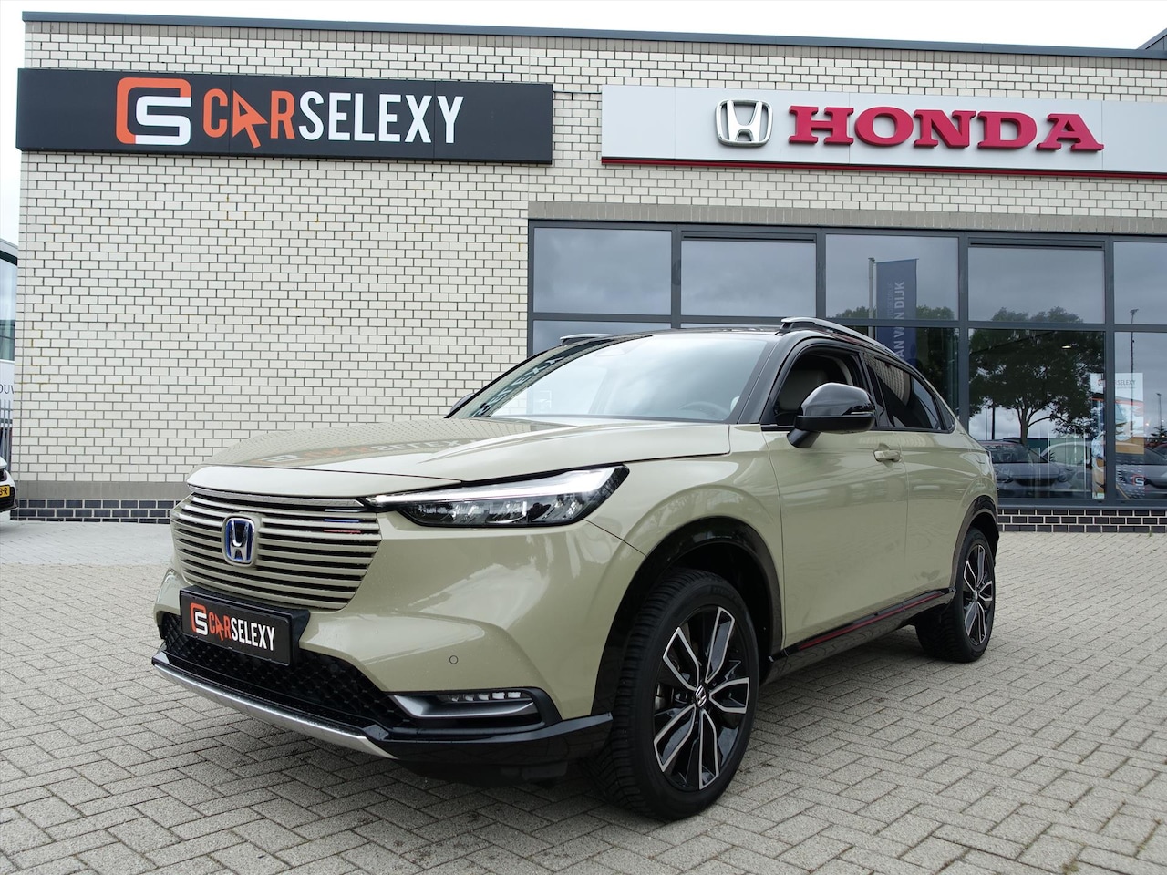 Honda HR-V - 1.5 i-MMD 131pk CVT Advance Style + 4 Seizoenenbanden + Privacy Glas + Trekhaak - AutoWereld.nl