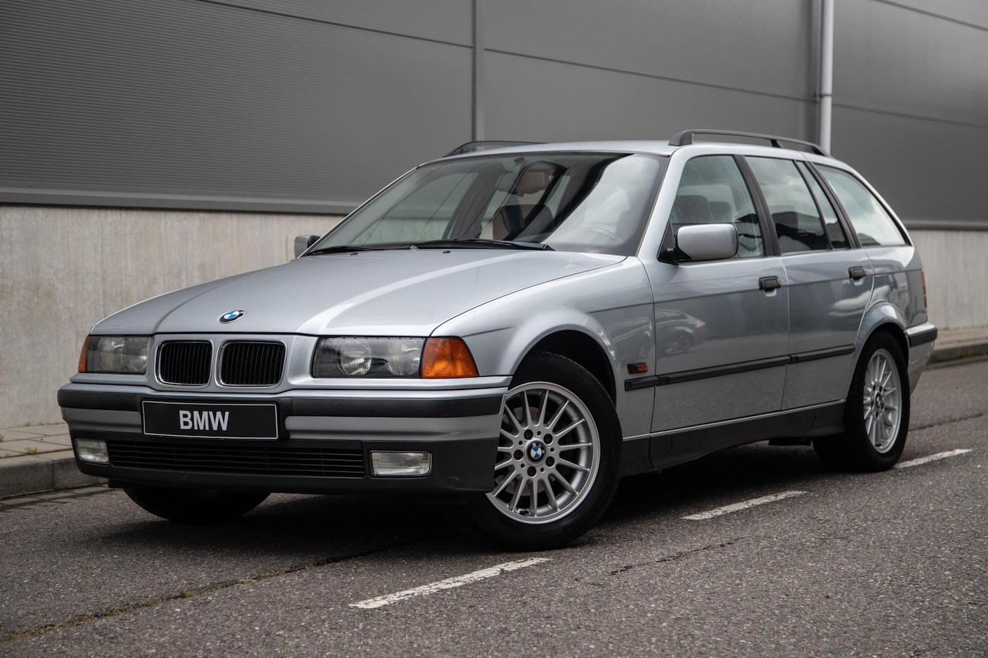 BMW 3-serie Touring - 323i Comfort | Cruise Control | HiFi | Stoelverwarming | Leer - AutoWereld.nl