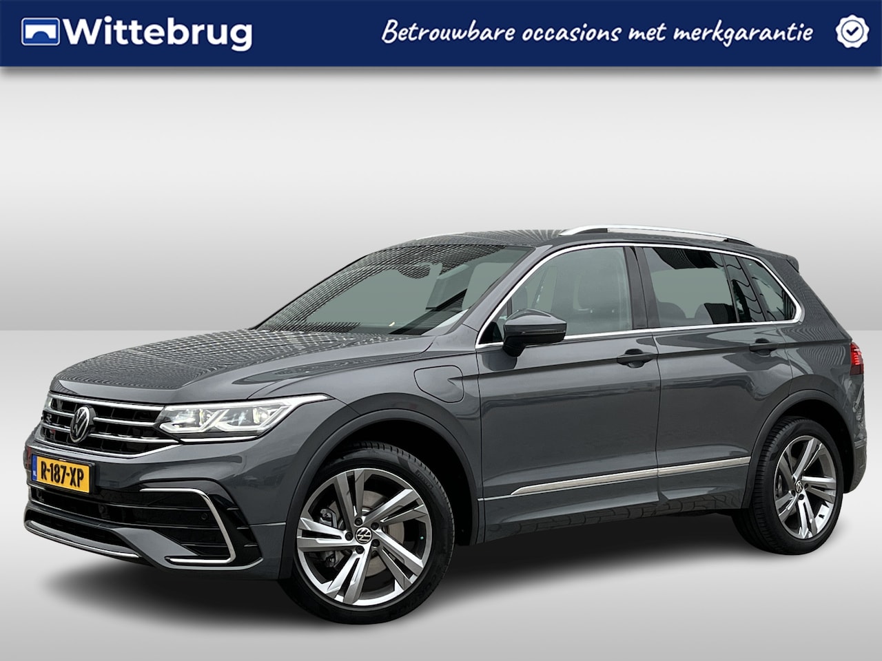 Volkswagen Tiguan - 1.4 TSI eHybrid R-Line Business+ / Digitaal dashboard / Zwenkbare trekhaak / Navigatie / C - AutoWereld.nl