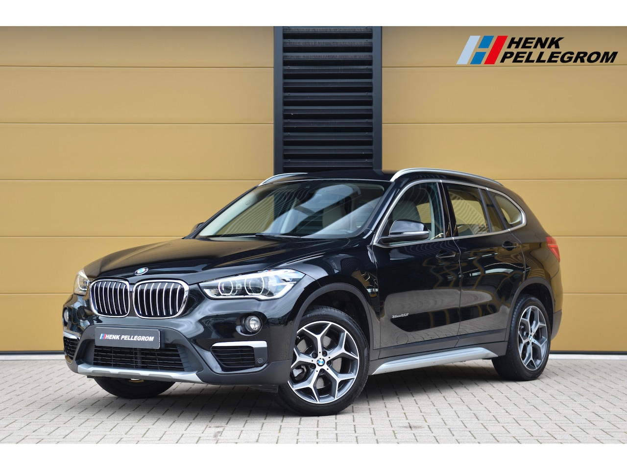 BMW X1 - sDrive20i Centennial High Executive * Head-up * Sportstoelen *Trekhaak * LED * Sfeerverlic - AutoWereld.nl