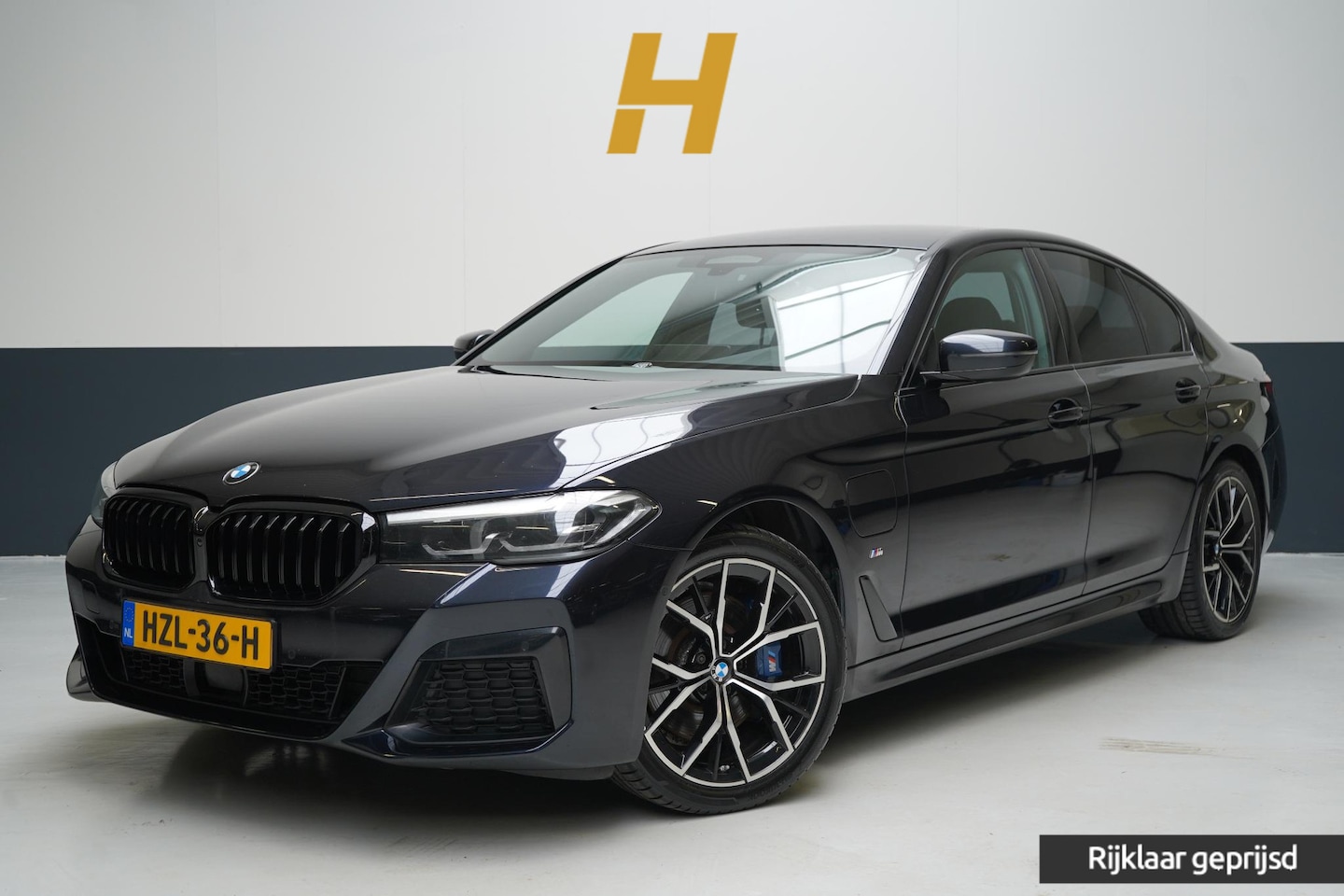 BMW 5-serie - 530e 293pk M Sport Edition | Leder | Sportstoelen | Elektr.verstl. stoelen | Trekhaak - AutoWereld.nl