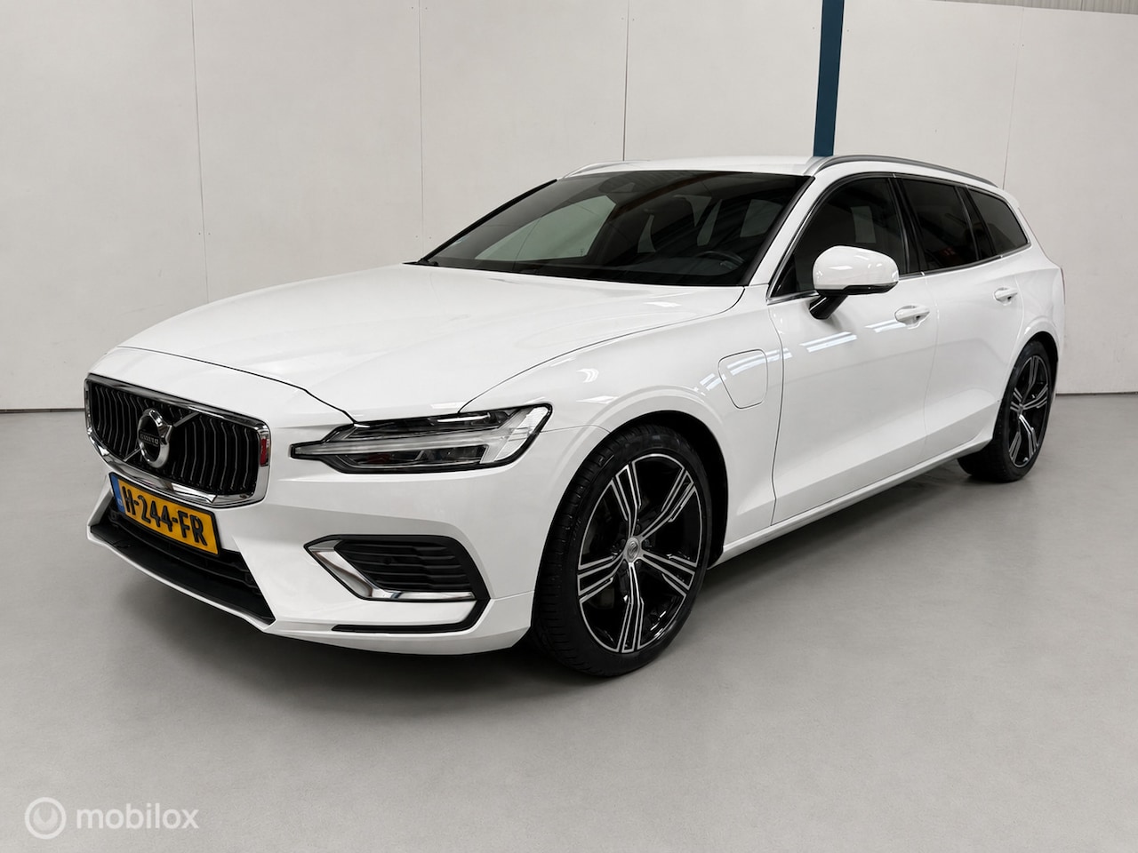 Volvo V60 - 2.0 T6 Twin Engine AWD Inscription NL-AUTO / LEER - AutoWereld.nl