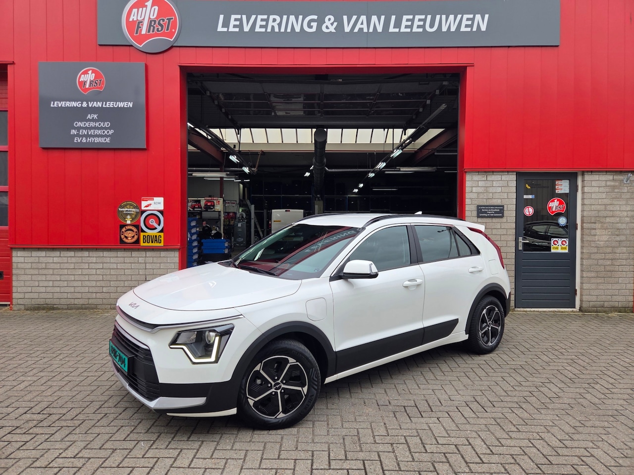 Kia Niro - 1.6 GDi PHEV DynamicLine/ Parkeersensoren achter/ Stoel en stuur verwarming/ Apple Carplay - AutoWereld.nl