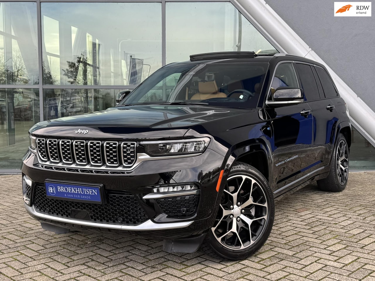 Jeep Grand Cherokee - 2.0 Summit Reserve Plug in Hybride 4xe 380pk Panoramadak / Luchtvering / Night vision - AutoWereld.nl