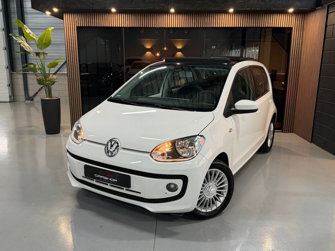Volkswagen Up! - 1.0 MPI cheer up! AUTOMAAT/PANO/CRUISE/PDC - AutoWereld.nl