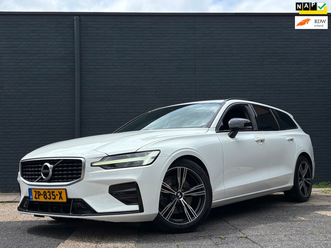 Volvo V60 - 2.0 T4 R-Design | Memory | Stoelverwarming - AutoWereld.nl