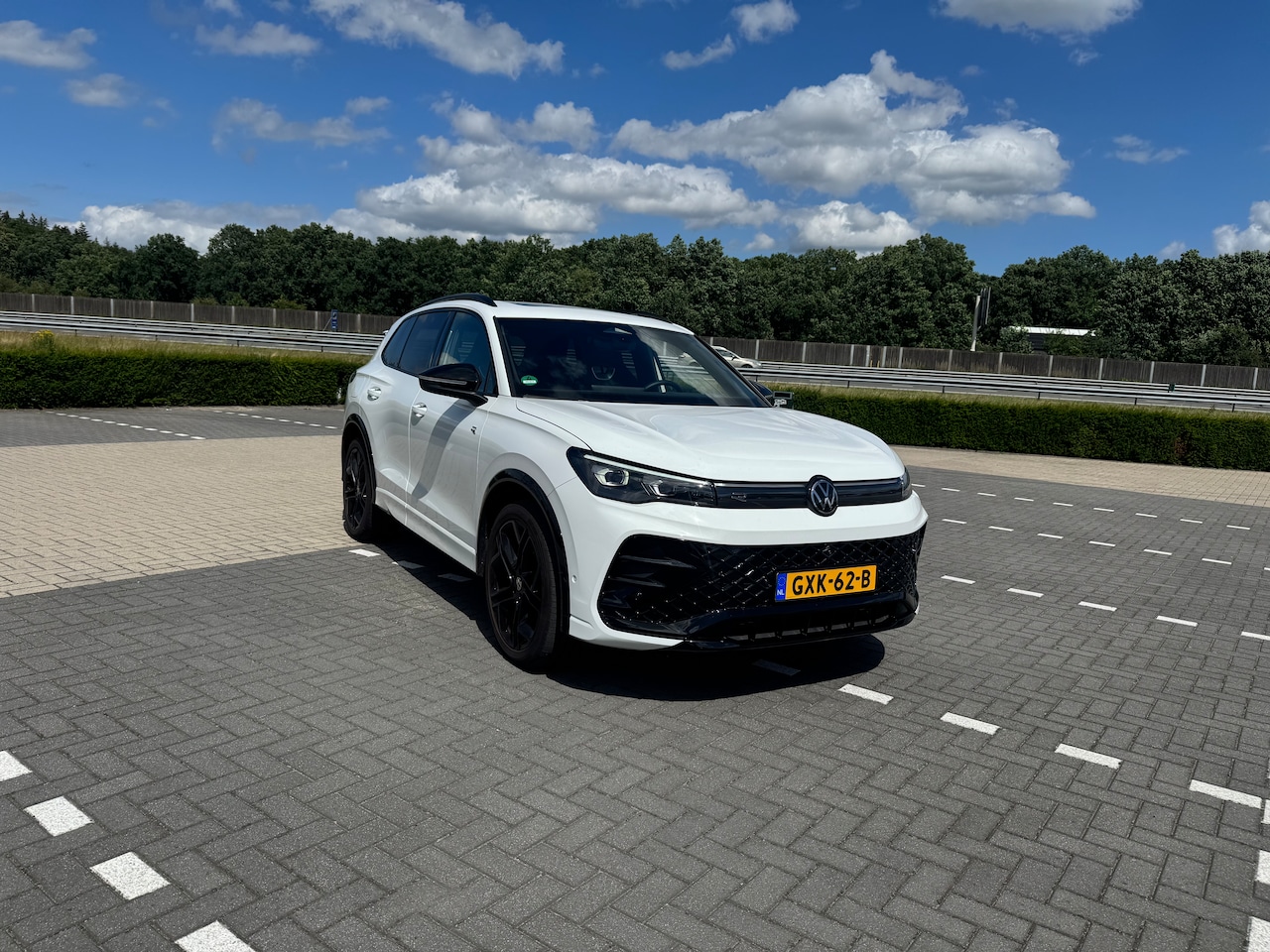 Volkswagen Tiguan - 1.5 eTSI R-Line Edition Black Edition - AutoWereld.nl