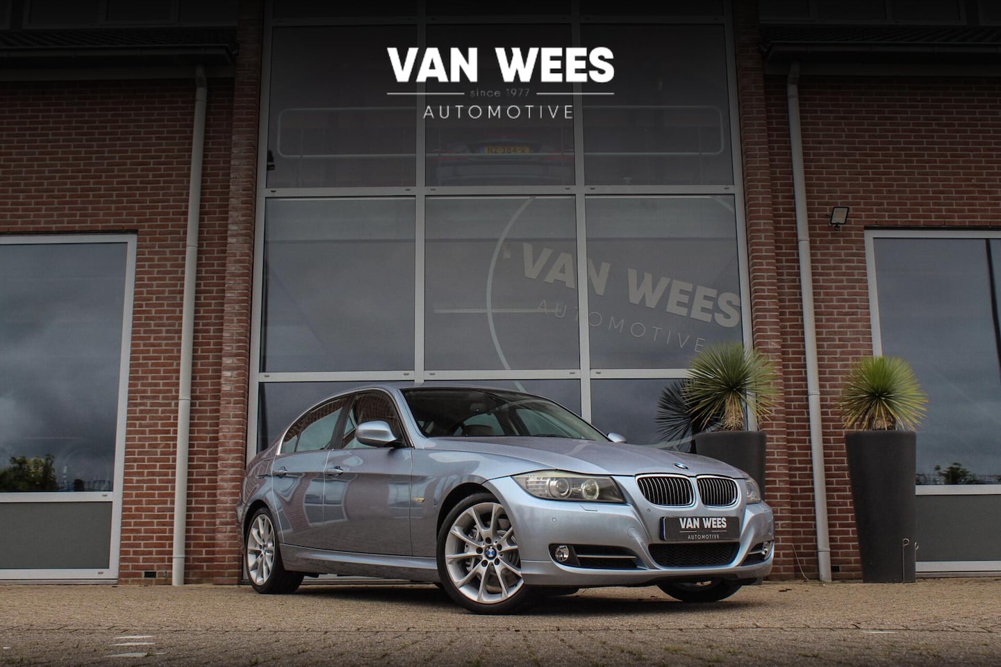 BMW 3-serie - 335i E90 Sedan Facelift High Executive | 306 pk | Automaat | Navi | Leer | 18 inch | Xenon - AutoWereld.nl