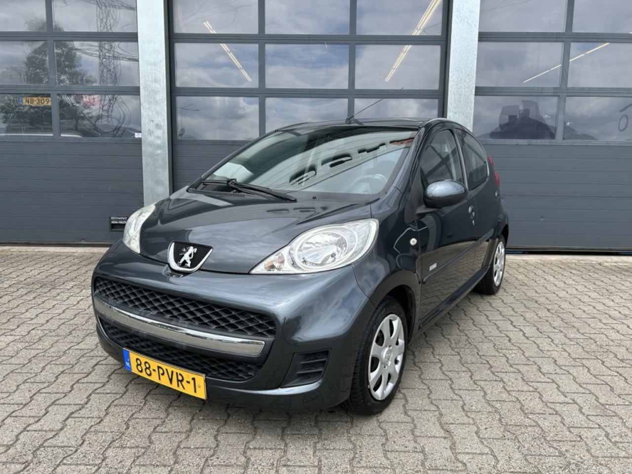 Peugeot 107 - 1.0 12V 68pk 5-drs Milesim 200 - AutoWereld.nl
