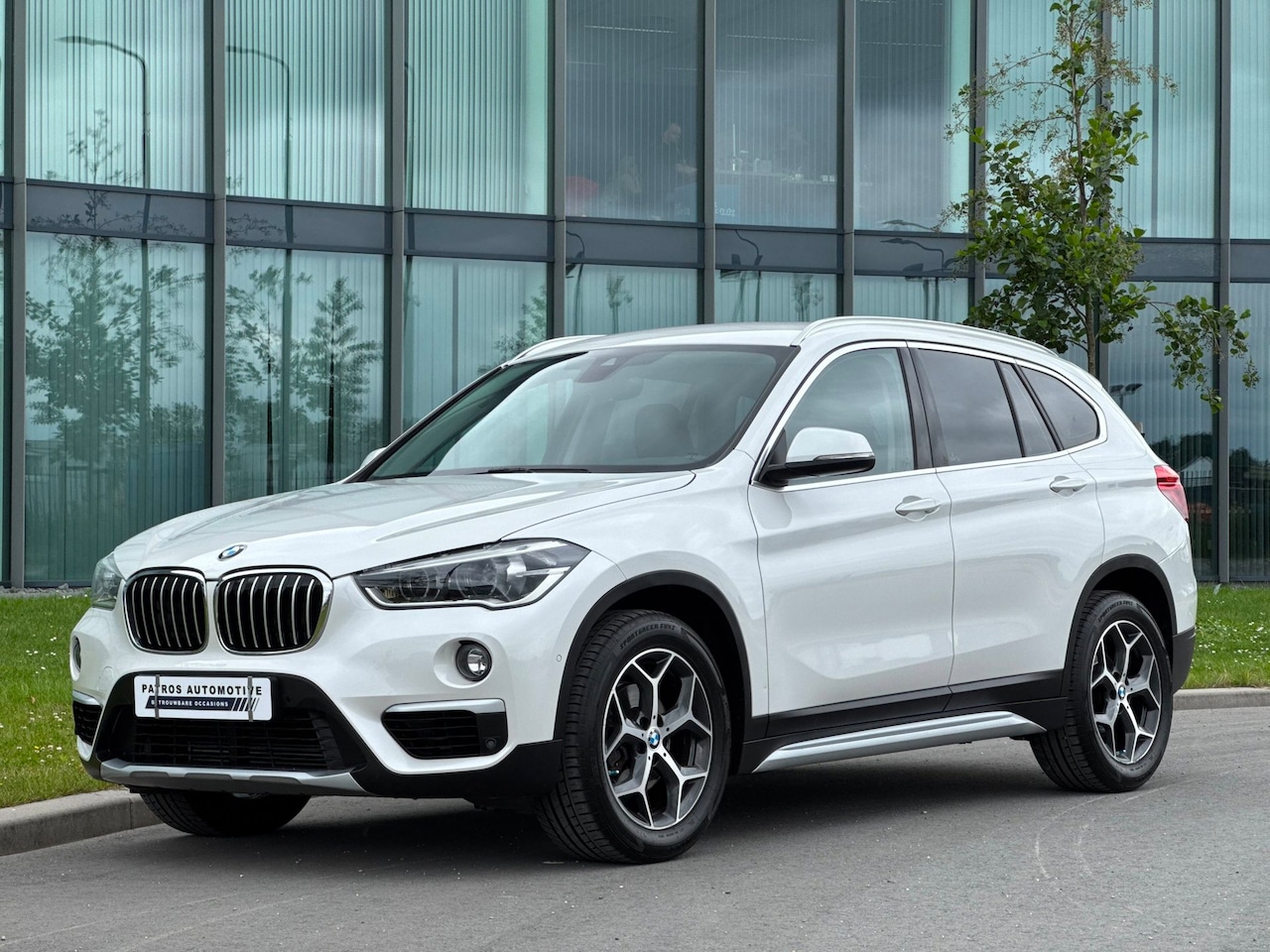 BMW X1 - SDrive18i High Executive xLine // Automaat // Leder // Head-Up // Stoelverwarming - AutoWereld.nl