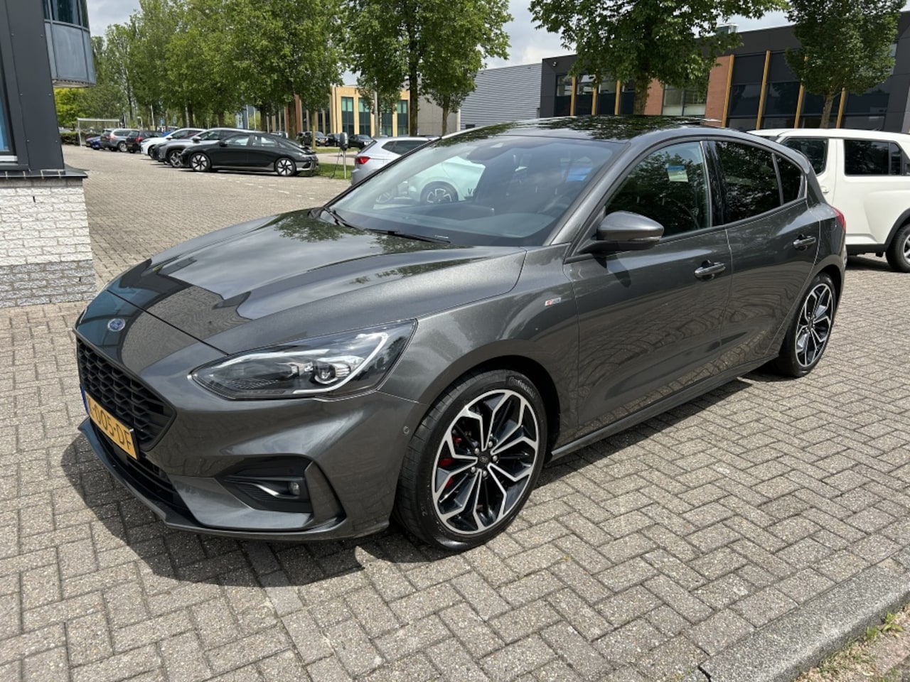 Ford Focus - 1.5 EcoB. ST L. XBns 150PK DEALER PANO afn TRHK NAP! - AutoWereld.nl