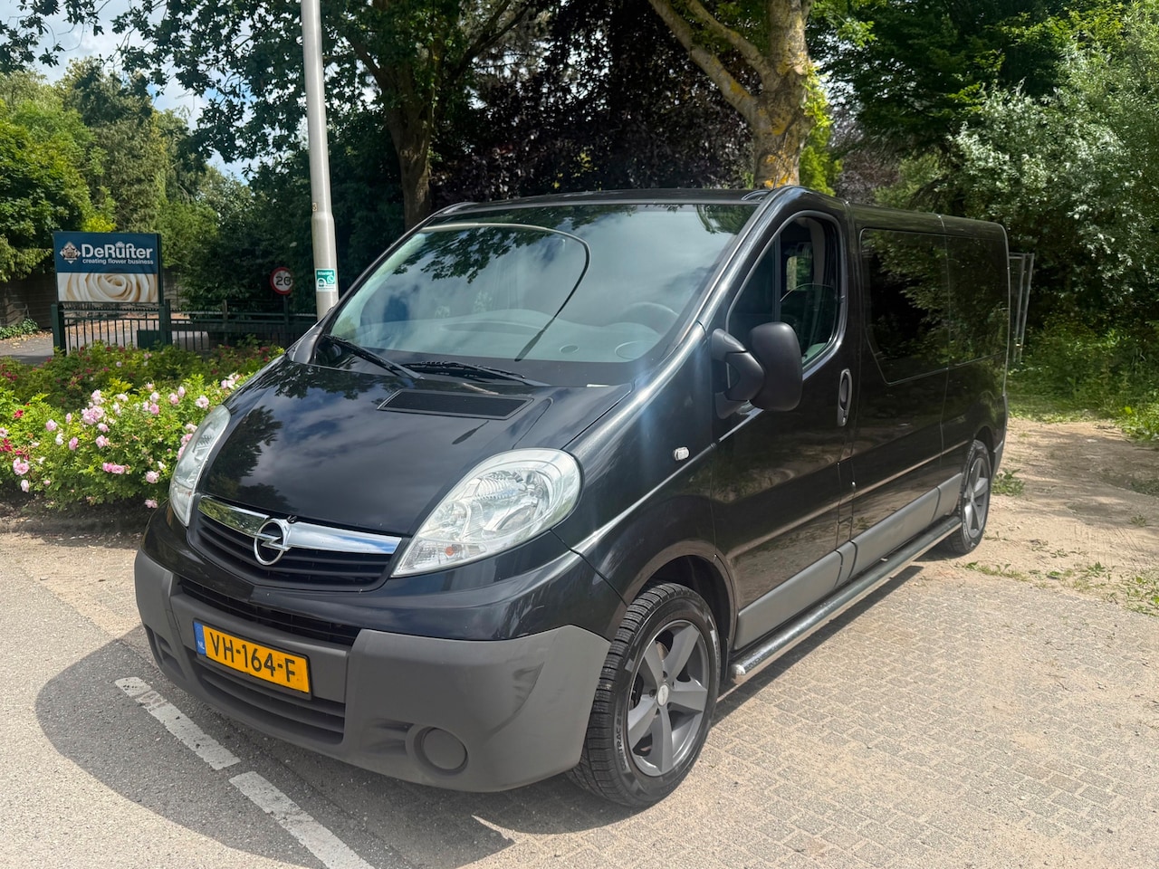 Opel Vivaro - 2.0 CDTI L2H1 EcoFLEX DUBBELE CABINE LANG AIRCO ZWART 2014 - AutoWereld.nl