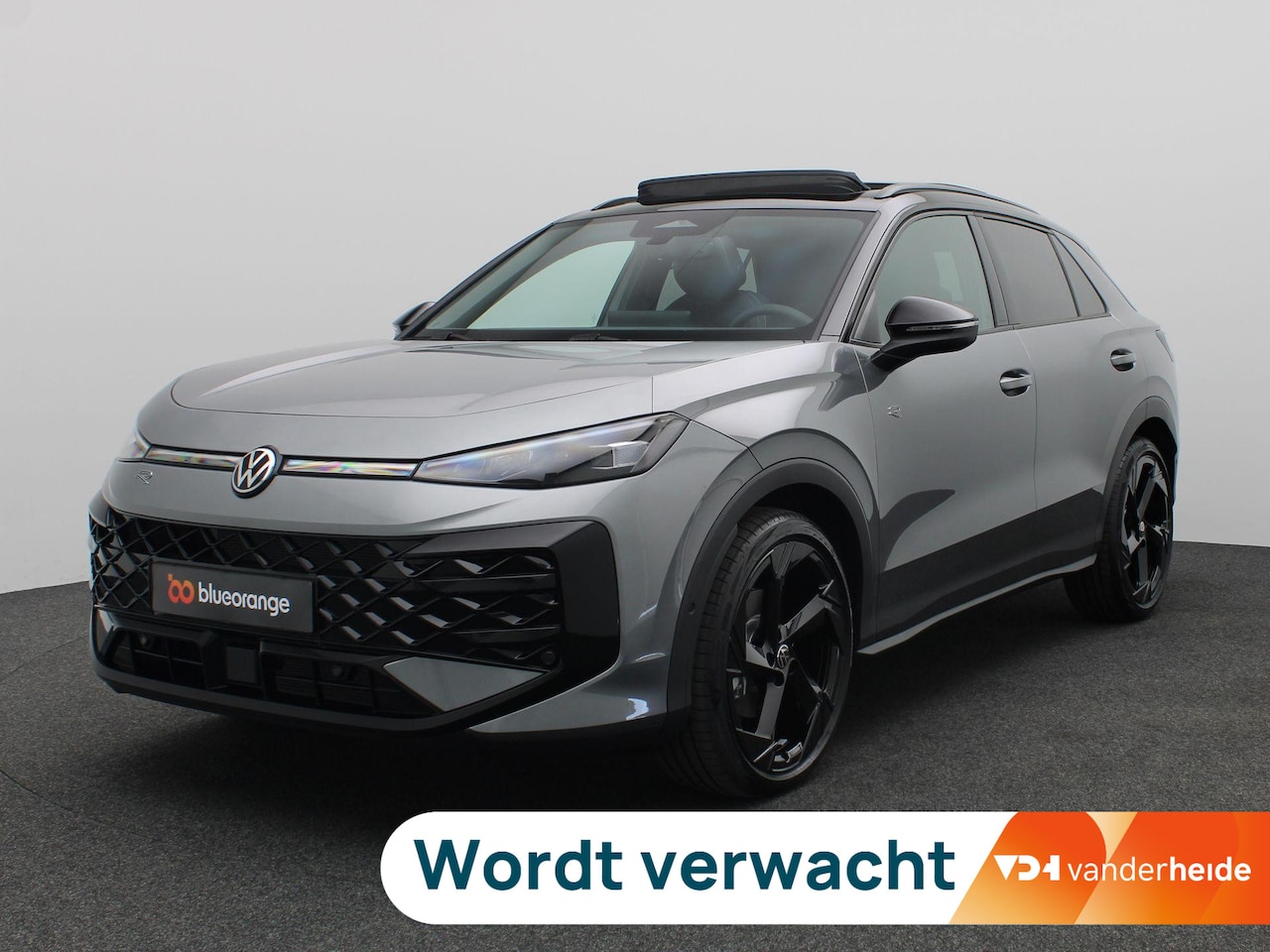 Volkswagen T-Roc - 1.5 eTsi R-Line First Edition 150PK DSG Pano-Schuifdak, Trekhaak, Black Style, 20" LM Velg - AutoWereld.nl