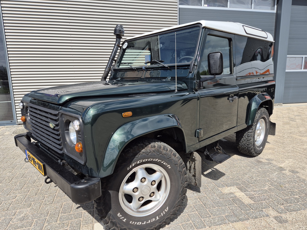 Land Rover Defender Hard Top - 2.5 Td5 90" zeer nette auto MARGE 3 pers 3500kg trekhaak - AutoWereld.nl