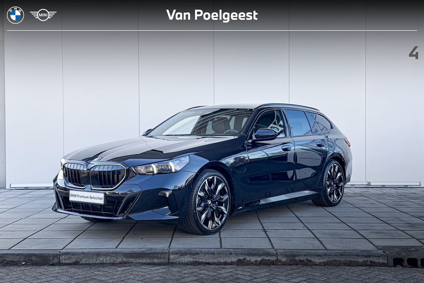 BMW 5-serie Touring - 530e xDrive M-Sport Pro / Glazendak / 21inch / Driving assistant prof / Trekhaak / Carbon - AutoWereld.nl