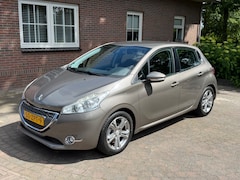Peugeot 208 - 1.6 Vti Allure Trekhaak. 4-seizoenen banden.