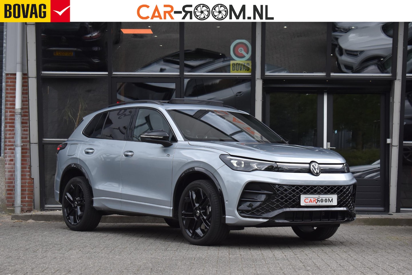 Volkswagen Tiguan - 1.5 eHybrid R-Line Pano Lane 360C IQ Trekhaak - AutoWereld.nl