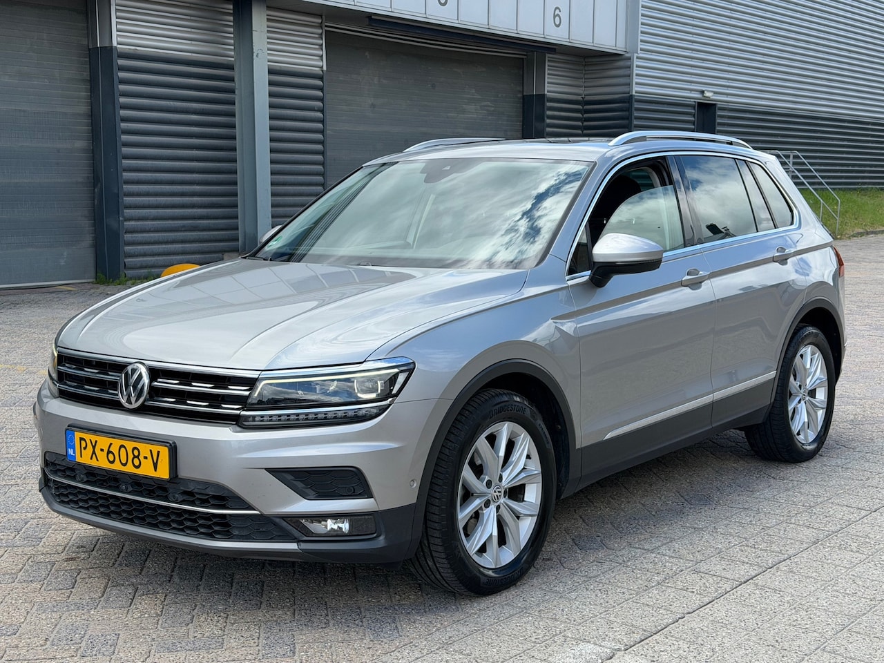 Volkswagen Tiguan - 2.0 TDI 110KW Highline - PANO - ACC - Automaat - AutoWereld.nl