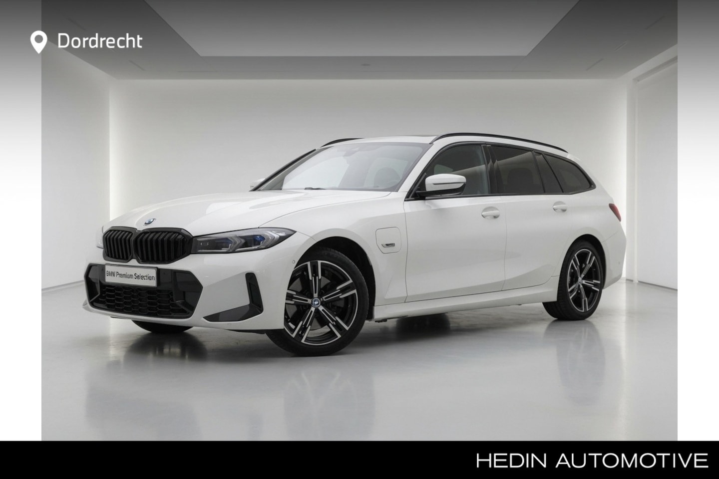 BMW 3-serie Touring - 330e xDrive | M-Sport | Panorama | Elek. Stoelverst. | HiFi Adapt. Led | Camera | - AutoWereld.nl