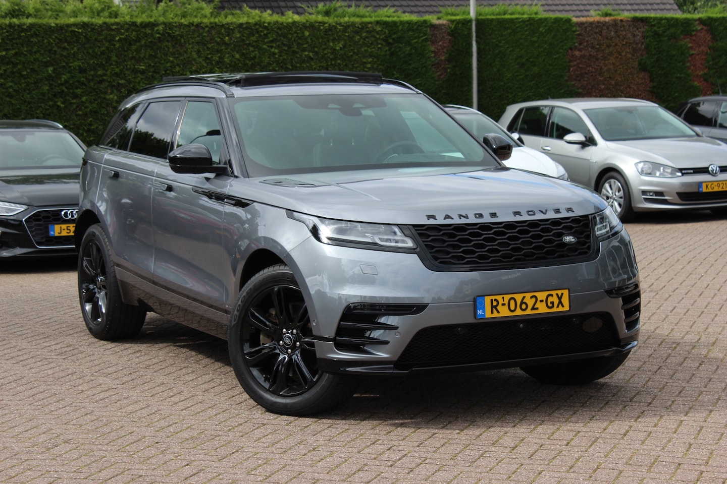 Land Rover Range Rover Velar - 2.0 P400e R-Dynamic SE / Panoramadak / Camera / Head-up / Leder&Alcantara / 20'' / Matrix - AutoWereld.nl
