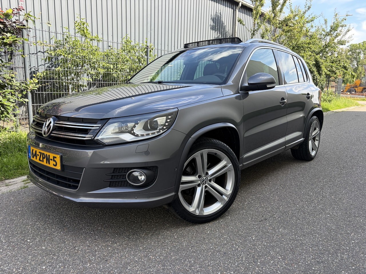 Volkswagen Tiguan - 1.4 TSI Sport&Style R-line Edition / NAVI / PANORAMADAK / CRUISE - AutoWereld.nl