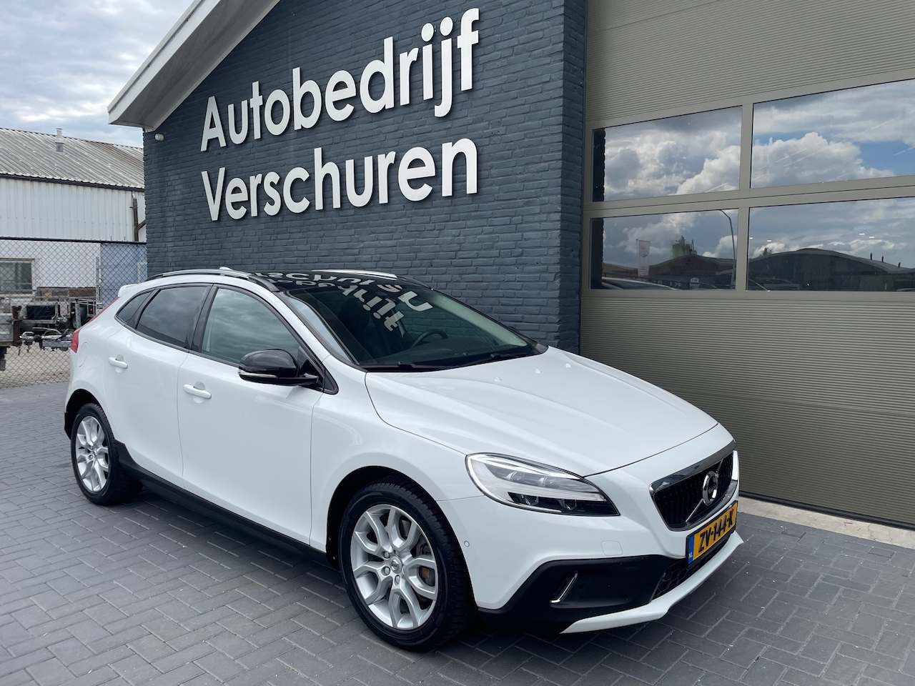 Volvo V40 Cross Country - 1.5 T3 Polar+ Luxury pano trekhaak stoelverwarming harman kardon - AutoWereld.nl