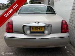 Lincoln Town Car - 4.6 Signature, clean title/carfax