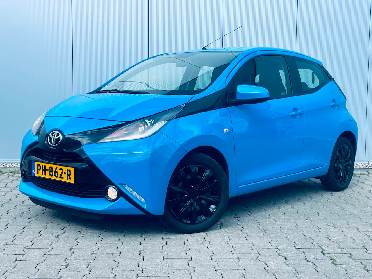 Toyota Aygo - 1.0 VVT-i x-play 1.0 VVT-i x-play, airco, cruise, camera - AutoWereld.nl
