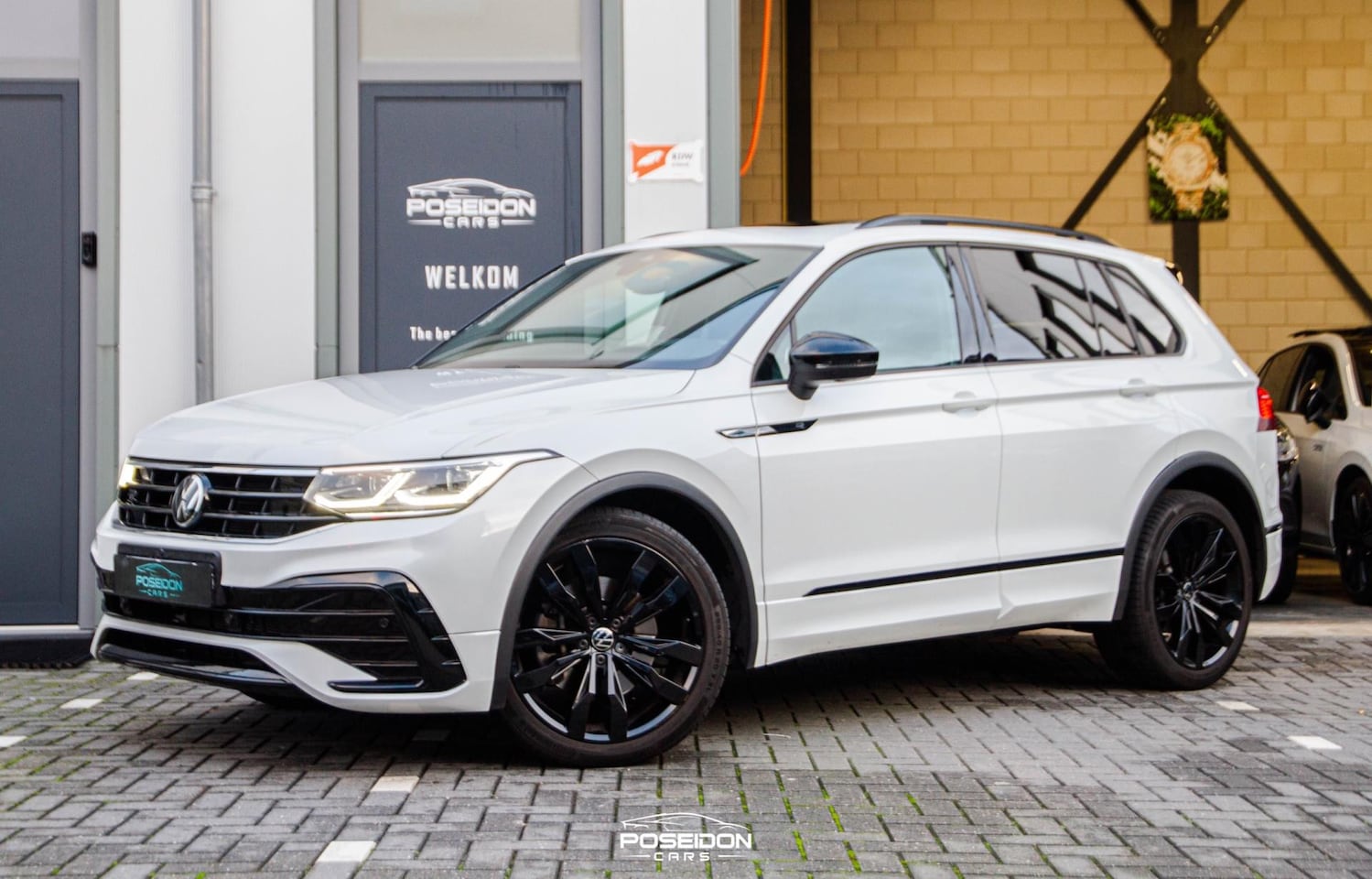Volkswagen Tiguan - 2.0 TSI 4Motion R-LINE | PANORAMADAK | 360 CAMERA | HEAD-UP | SFEERVERLICHTING | STUURVERW - AutoWereld.nl