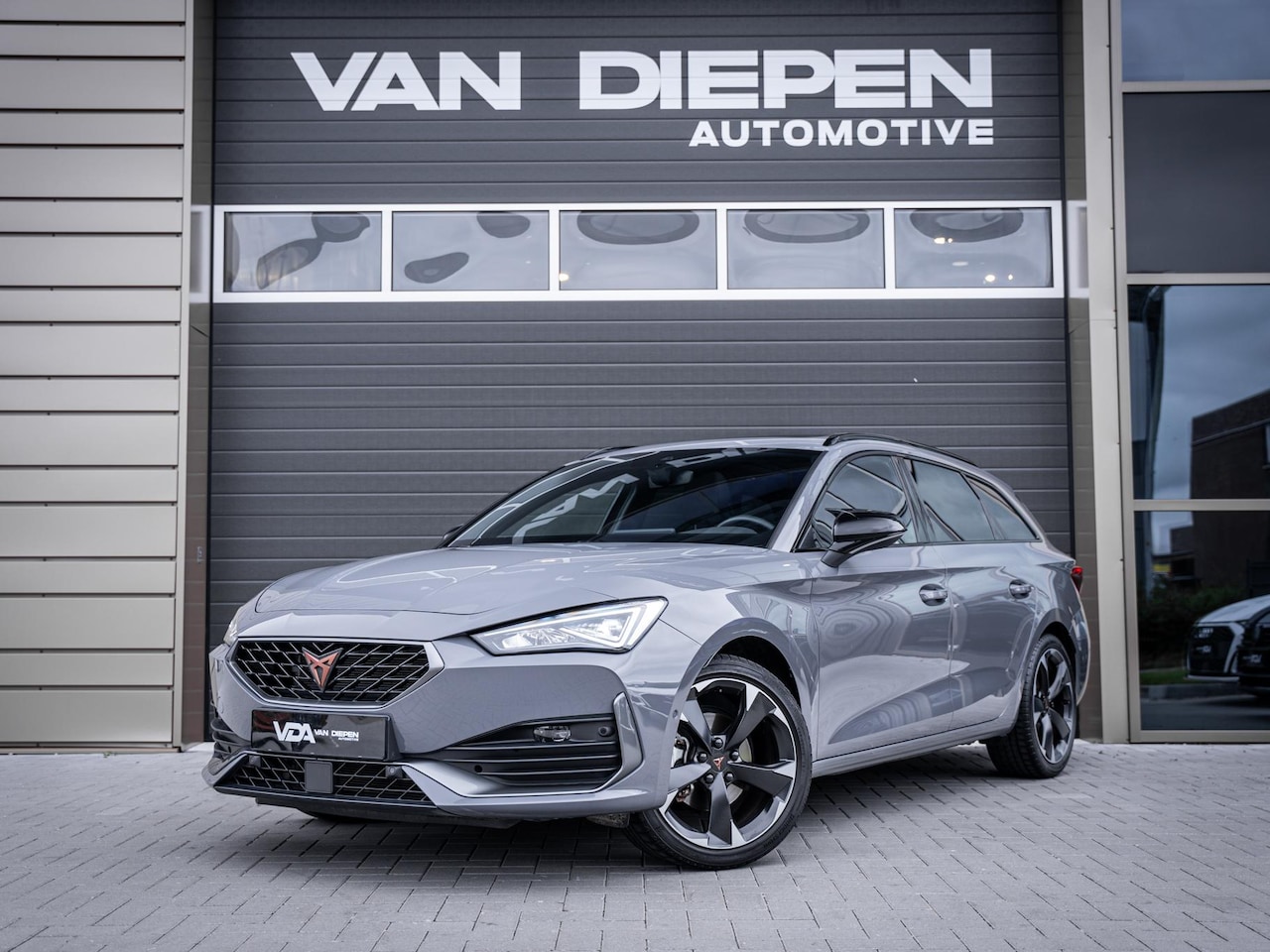 CUPRA Leon Sportstourer - 1.5 eTSI Business Edition - Pano l ACC l Sfeerverl. l Camera - AutoWereld.nl